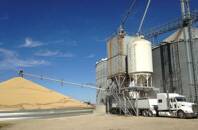 IMAGEN DE ARCHIVO REFERENCIAL. Un camión es cargado con maíz junto a una pila de soja en el elevador Matawan Grain &amp; Feed, cercad de New Richland Minnesota, EEUU
