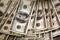 FOTO DE ARCHIVO: Un banquero cuenta cuatro mil dólares estadounidenses en un banco de Westminster, Colorado.