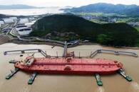 Imagen de archivo de un buque cisterna Very Large Crude Carrier (VLCC) anclado en una terminal petrolera en el puerto de Ningbo Zhoushan, provincia de Zhejiang, China. 16 de mayo, 2017. REUTERS/Stringer ATENCIÓN EDITORES - ESTA IMAGEN FUE PROVISTA POR UNA TERCERA PARTE. NO DISPONIBLE EN CHINA.
