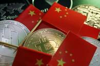 Banderas chinas entre representaciones de Bitcoin, Dash, Ripple, Ethereum y otras criptodivisas en esta foto de ilustración tomada el 2 de junio de 2021. REUTERS/Florence Lo/Ilustración