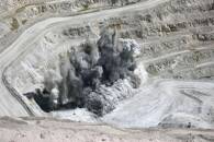 IMAGEN DE ARCHIVO REFERENCIAL. Explosiones se ven en Escondida, la mayor mina de cobre del mundo, ubicada cerca de Antofagasta, en el norte de Chile. Marzo 31, 2008. REUTERS/Iván Alvarado