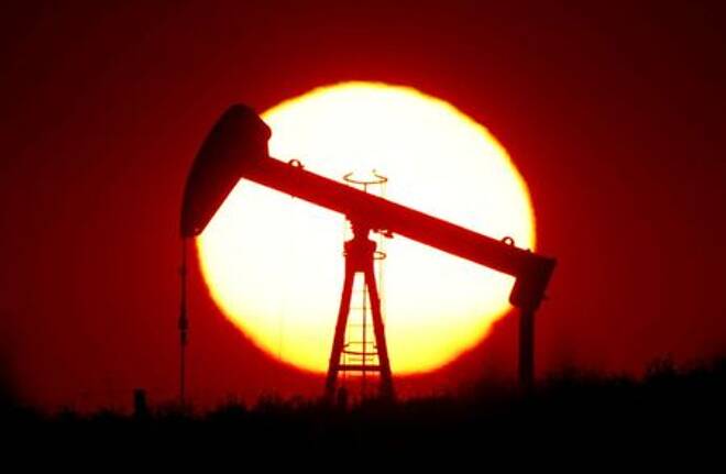 Petróleo cae 2% por aversión al riesgo y fortaleza del dólar
