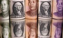 Imagen de archivo ilustrativa de billetes de yuanes chinos y dólares estadounidenses