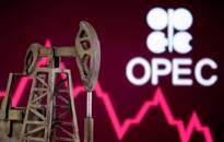 Imagen de archivo ilustrativa de un balancín de petróleo hecho con una impresora 3D puesto frente a un gráfico y el logo de la OPEP