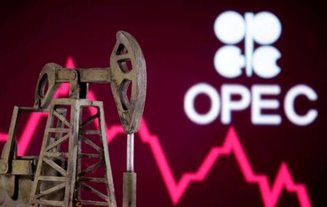 Imagen de archivo ilustrativa de un balancín de petróleo hecho con una impresora 3D puesto frente a un gráfico y el logo de la OPEP