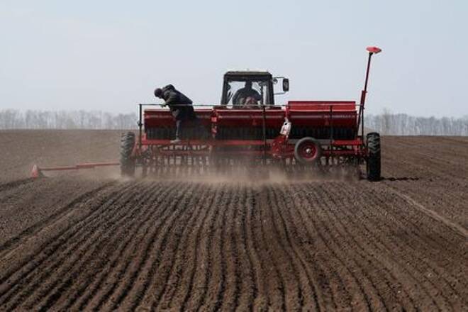 Imagen de archivo de un trabajador agrícola controlando una máquina sembradora durante la siembra de soja cerca del pueblo de Husachivka en la región de Kiev