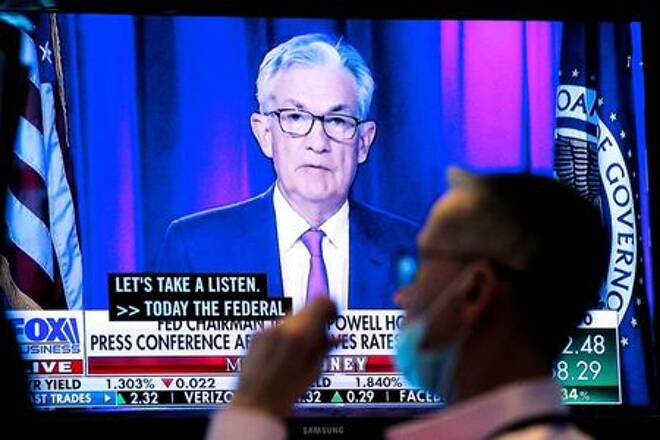 Una pantalla muestra una intervención del presidente de la Reserva Federal, Jerome Powell, tras el anuncio de la Reserva Federal de Estados Unidos, mientras un operador trabaja en el parqué de la Bolsa de Nueva York (NYSE), Estados Unidos.