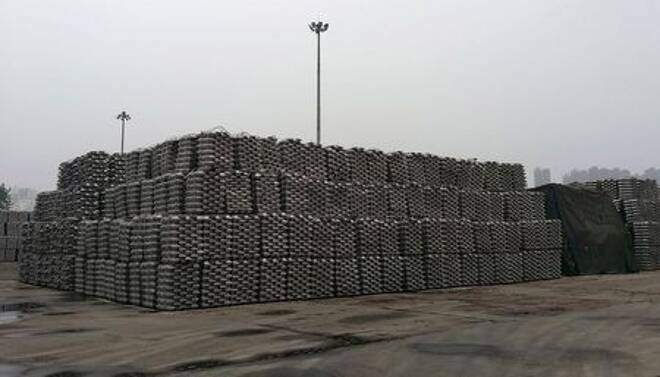 IMagen de archivo de lingotes de aluminio apilados en la terminal Dagang del Puerto de Qingdao, China.