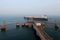 FOTO DE ARCHIVO: Un buque de transporte de GNL sale de puerto tras descargar en Dalian