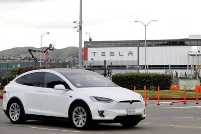 IMAGEN DE ARCHIVO. Un vehículo Tesla pasa frente a la fábrica principal de la compañía en Fremont, California, EEUU