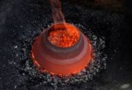 Imagen de archivo de un utensilio de cobre calentado en un taller de Budgam, en la Cachemira india.