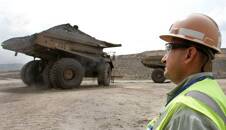 Imagen de archivo de un trabajador colombiano mirando camiones mineros en la mina de carbón Cerrejón cerca de Barrancas