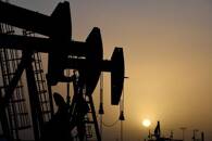 Imagen de archivo de balancines petroleros operando durante la puesta de sol en Midland, Texas