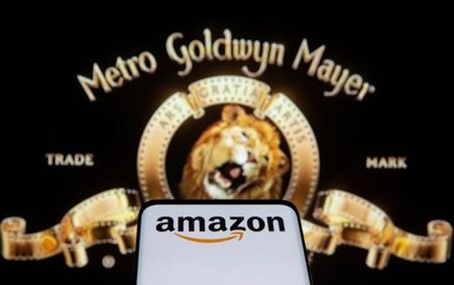 Smartphone con logo de Amazon frente a logo de MGM en ilustración