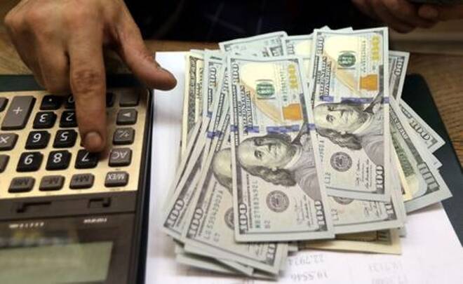 Imagen de archivo de un empleado contando dólares en una casa de cambio de El Cairo, Egipto.