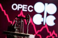 FOTO DE ARCHIVO: Un gato de bomba de petróleo impreso en 3D delante de un gráfico de acciones y el logotipo de la OPEP en una imagen de ilustración