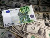 Imagen de archivo ilustrativa de billetes de dólares y euros