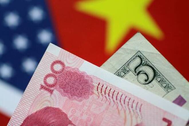 Foto ilustrativa. Billetes de dólar y yuan. 2 de junio de 2017 REUTERS/Thomas White/Illustration