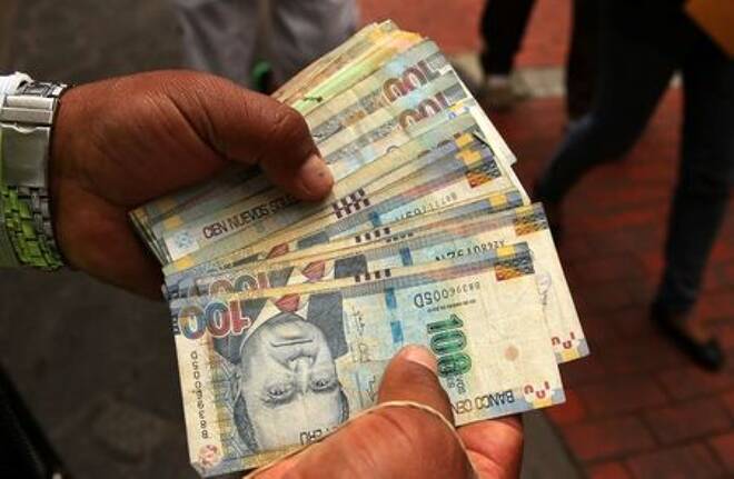 Foto archivo. Un cambiador de dinero tiene billetes de sol peruano en una calle del centro de Lima