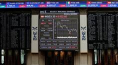 FOTO DE ARCHIVO: Paneles electrónicos con datos de cotización en la Bolsa de Madrid