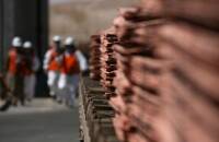 FOTO DE ARCHIVO. Trabajadores caminan al fondo de una pila de cátodos de cobre en la mina Escondida, a 130 kilómetros al sureste de Antofagasta, Chile