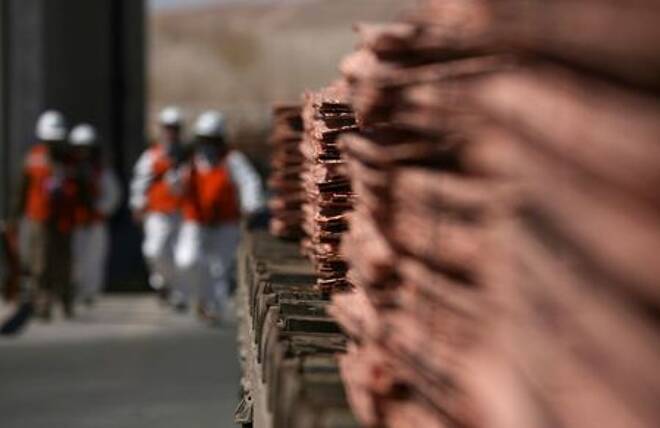 FOTO DE ARCHIVO. Trabajadores caminan en un área de la mina Escondida, a 130 kilómetros al sureste de Antofagasta, Chile