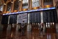 FOTO DE ARCHIVO: Paneles electrónicos con datos de cotización en el interior de la Bolsa de Madrid, España, el 11 de septiembre de 2014. REUTERS/Andrea Comas