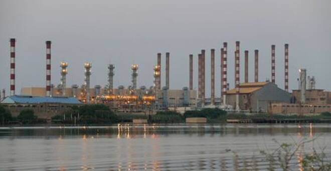 FOTO DE ARCHIVO. La refinería de petróleo de Abadan, en el suroeste de Irán, es vista desde el lado iraquí de Shatt al-Arab, en Al-Faw, al sur de Basora, Irak