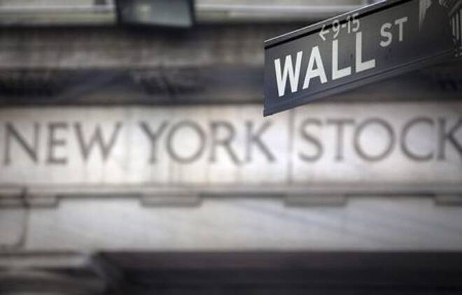 Imagen de archivo de una señal de Wall Street frente a la Bolsa de Nueva York, EEUU. 28 octubre 2013. REUTERS/Carlo Allegri