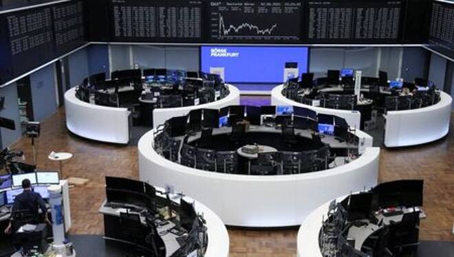 IMAGEN DE ARCHIVO. Operadores trabajando en el piso de la Bolsa de Valores de Fráncfort, Alemania, Junio 2, 2021. REUTERS/Staff