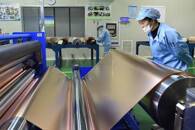 Imagen de archivo de trabajadores en una línea de producción de láminas de cobre usadas para baterías de litio en una planta de Tongling Nonferrous Metals Group en Tongling, China.