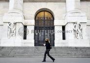 FOTO DE ARCHIVO-Una mujer pasa por delante de la Bolsa italiana en Milán, mientras el país se ve afectado por el brote de coronavirus. Italia. 25 de febrero de 2020. REUTERS/Flavio Lo Scalzo