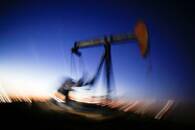 Imagen de archivo a gran exposición que muestra el movimiento de una bomba petrolera en una explotación del Condado de Loving, Texas, EEUU. 23 noviembre 2019. REUTERS/Angus Mordant