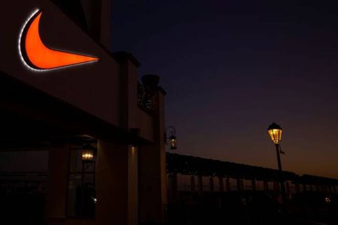 Foto de archivo de un logo de Nike fuera e una tienda en un centro comercial en San Clement, California