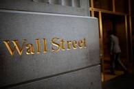 Imagen de archivo del nombre de Wall Street en un edificio cercano a la Bolsa de Nueva York, EEUU.