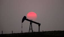 Imagen de archivo de una puesta de sol atrás de un balancín de petróleo en las afueras de Saint-Fiacre