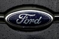 FOTO DE ARCHIVO: El logotipo de Ford aparece en la planta de Ford Motor Co en Genk, Bélgica.