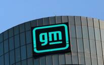 FOTO DE ARCHIVO: El logotipo de GM se ve en la fachada de la sede de General Motors en Detroit, Michigan, EEUU.