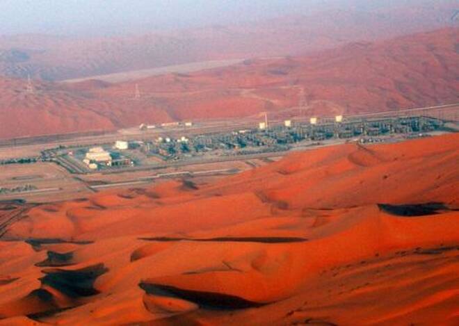 FOTO DE ARCHIVO: El complejo petrolero de Shaybah se observa en esta vista aérea del desierto de Rub 'al-Khali en Arabia Saudita