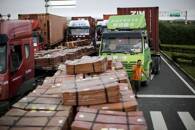 Imagen de archivo de camiones transportando cobre y otros bienes esperando entrar a la Zona de Libre Comercio de Shanghái, China.