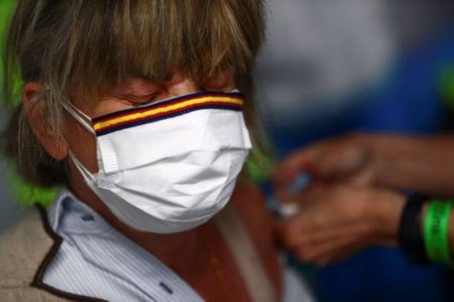 FOTO DE ARCHIVO: Una mujer recibe la vacuna contra el coronavirus de AstraZeneca en el estadio deportivo WiZink en Madrid, España