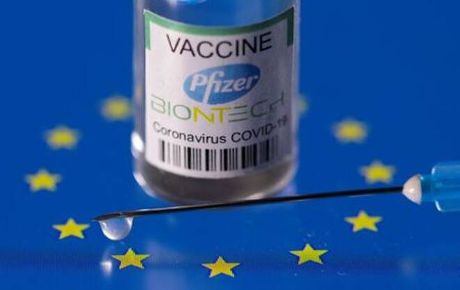 Ilustración de un frasco con la etiqueta "Pfizer BioNtech coronavirus disease (COVID-19) vaccine" sobre una bandera de la UE