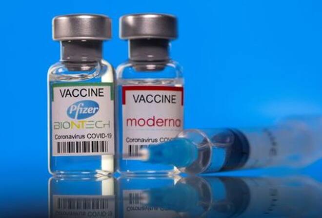Ilustración de viales con las etiquetas de la vacuna contra el COVID-19 de Pfizer-BioNTech y Moderna