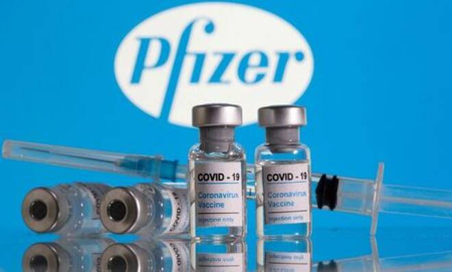 IMAGEN DE ARCHIVO. Frascos con la etiqueta de "Vacuna COVID-19 Coronavirus" y una jeringa se ven frente al logo de Pfizer en esta ilustración