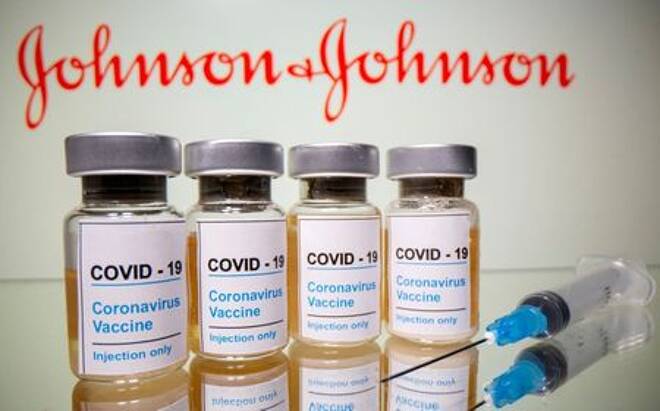 Ilustración de viales con una pegatina en la que se lee: "COVID-19 / Vacuna contra el coronavirus / Sólo inyección" y una jeringa médica ante del logotipo de Johnson &amp; Johnson