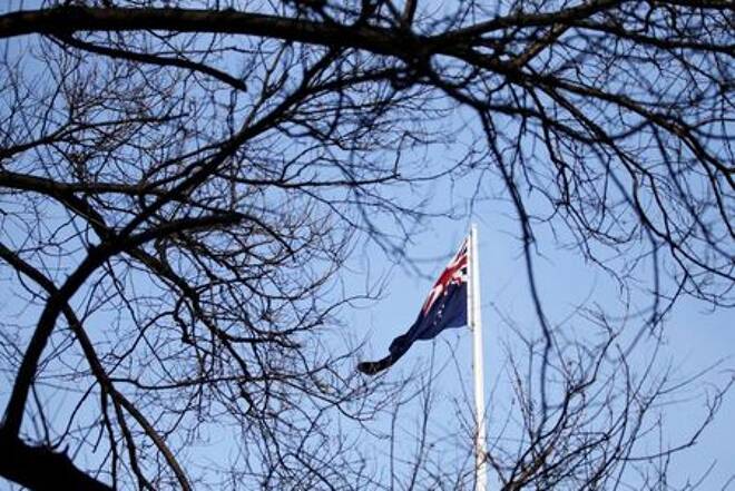 FOTO DE ARCHIVO: Una bandera australiana es fotografiada en su embajada en Pekín, China