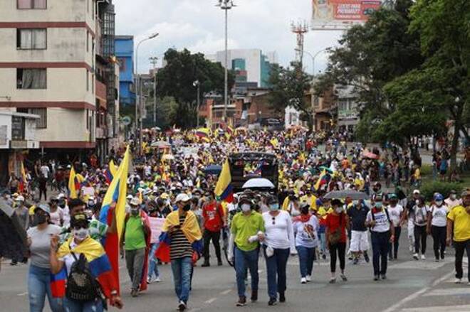 Manifestantes salen a las calles en protestas antigubernamentales exigiendo el fin de la violencia policial, apoyo económico y el retiro de una reforma de salud, en Cali, Colombia