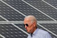 IMAGEN DE ARCHIVO. El presidente de Estados Unidos, Joe Biden, camina frente a paneles solares cuando era candidato a la Casa Blanca, en Plymouth, Nueva Hampshire, EEUU, Junio 4, 2019. REUTERS/Brian Snyder
