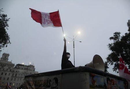 FOTO DE ARCHIVO-Un manifestante contra la candidata a la presidencia de Perú Keiko Fujimori agita una bandera durante una manifestación previa a la segunda vuelta electoral del 6 de junio entre Fujimori y Pedro Castillo, en Lima, Perú. 1 de junio de 2021. REUTERS/Sebastián Castañeda