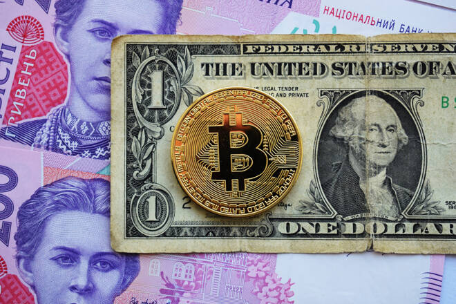 Bitcoin sobre dolar y billete de ucrania